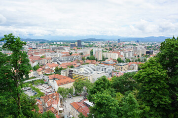 Obraz premium スロベニアの街の風景を高台から眺めた様子