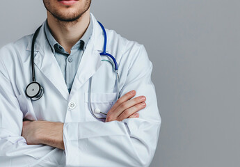 Photo portrait of young male doctor arms crossed and wearing a stethoscope