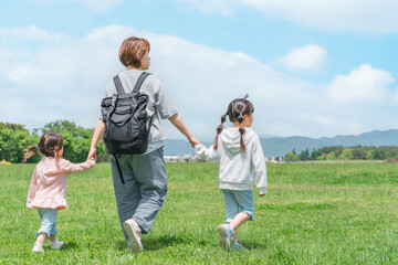 育児・子育てで公園を歩く親子（ママと子供・母子家庭）
