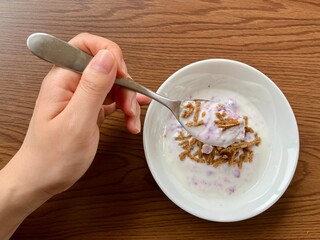 ヨーグルトをすくう女性の手