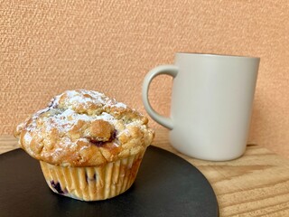 ブルーベリーマフィンとマグカップ