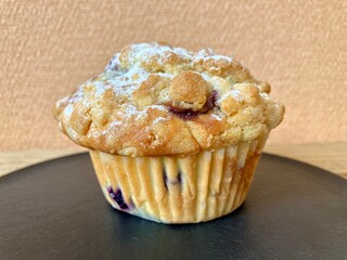 黒い皿にのせたブルーベリーマフィン