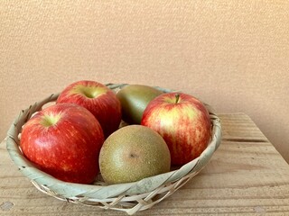 竹籠に入ったリンゴとキウイ