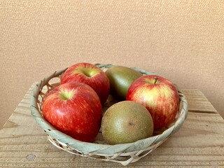 竹籠に入ったリンゴとキウイ