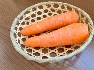 竹籠に入れたにんじん2本