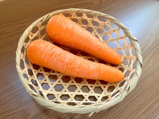 竹籠に入れたにんじん2本