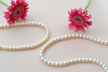 パールネックレスと赤い花