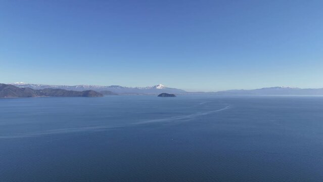 冬の奥琵琶湖と竹生島