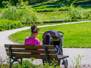  Odpoczynek z dzieckiem w parku w piękny wiosenny dzień.