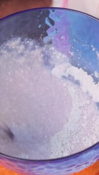 A person mixing ingredients to make a facial mask.
Persona  mezclado ingredientes para una mascarilla facial. Mezclando crema facial.
