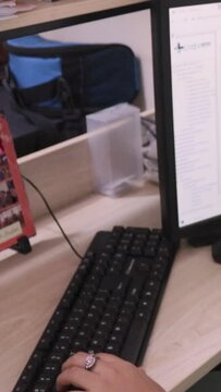 Person typing on a keyboard in an office. Typing on a keyboard with a screen.
Persona tecleando sobre un teclado en una oficina. Escribiendo en un teclado con pantalla.