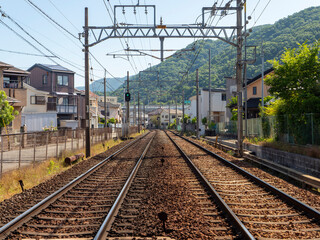 住宅密集地を通る能勢電鉄妙見線の風景