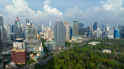 Obraz premium Aerial view city office building with green public park