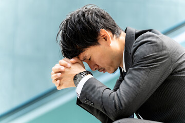 考えごとをする男性ビジネスマン