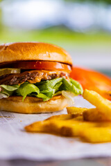 Smashed Burger mit Tomaten und Fries