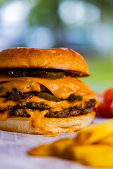 Smashed Burger mit Pommes Frites