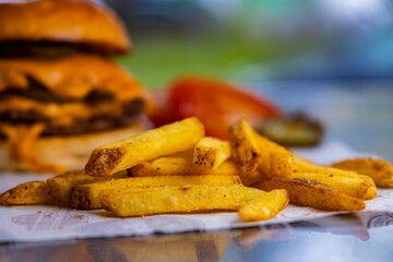 Smashed Burger mit Pommes Frites
