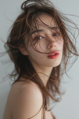 ナチュラルな茶色の髪色のファッショナブルな日本人女性（ヘアモデル・ヘアカタログ・美容室）