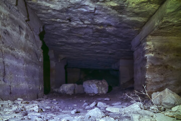 In the underground quarry, the walls and the arched arch of the entrance are lined with stones. Possibly a 19th-century underground dwelling. Main tunnel entrance