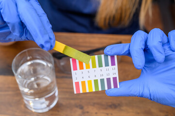 Obojętny odczyn pH wody, badać wodę papierkiem lakmusowym © Paweł Kacperek