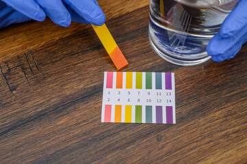 Kwaśny odczyn pH wody, zabarwiony na czerwono papierek lakmusowy