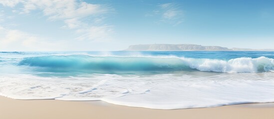 Obraz premium Sandy beach with a soft blue ocean wave in the background ideal for copy space image