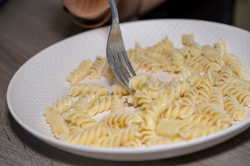 assiette de pates avec une fourchette pandant un repas