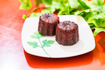 カヌレ・ド・ボルドー は フランス の 洋菓子 で 略称 は カヌレ 【 スイーツ の イメージ 】