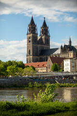Naklejka premium Magdeburger Dom am Fluss Elbe an einem Sommertag in Magdeburg