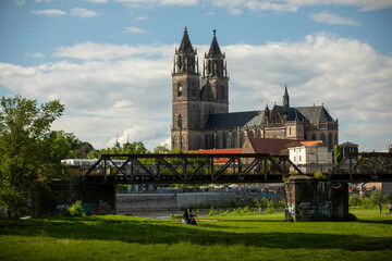 Magdeburger Dom am Fluss Elbe an einem Sommertag in Magdeburg