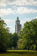 Albinmüllerturm im Stadtpark Rothehornpark in Magdeburg, Sachsen-Anhalt, im Sommer