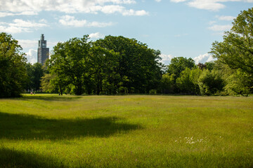 Albinmüllerturm im Stadtpark Rothehornpark in Magdeburg, Sachsen-Anhalt, im Sommer