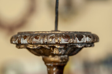 Artigiano restauro, mostra in primo piano candelabro da restaurare. Dorato, doratura,...