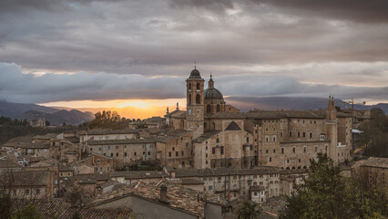 Fototapeta premium View of the medieval village of Urbino at dawn
