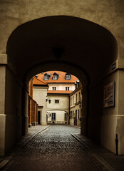 Fototapeta premium an archway is shown between two buildings in an old town