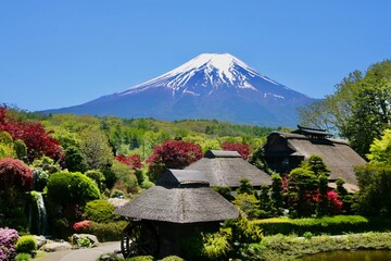 忍野八海と富士山（山梨県・忍野村）忍野八海と富士山,忍野八海,富士山,富士,世界文化遺産,世界遺産,レトロ,田舎,茅葺き屋根,古民家,長閑,日本の原風景,おしのはっかい,八つの池,富士山の伏流水,湧泉群,甲信越,忍野,忍野村,山梨県,旅,旅行,名所,観光スポット,観光地,中部,中部地方,日本,アジア