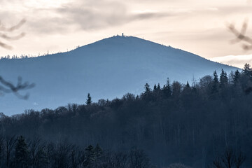 perspektywa powietrzna w górach ze szczytami pokrytymi drzewami © Henryk Niestrój