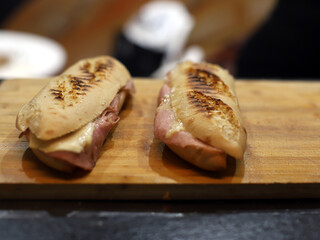 bocadillos de jamón york y queso en en pan de baguette recién sacados del horno