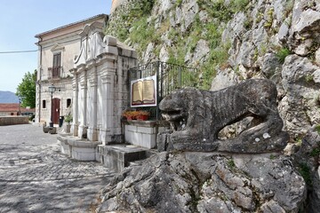 Macchiagodena - Leone in pietra del XII secolo ai piedi del castello