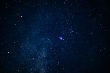 Naklejka premium Stunning night sky featuring a breathtaking view of twinkling stars and a milky way horizon