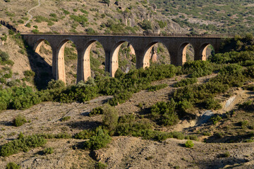 PUENTE DE PIEDRA EN LA VIA VERDE DE OJOS NEGROS, CERCA DE ALBENTOSA. TERUEL ARAGÓN. ESPAÑA