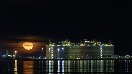 Naklejka premium LUNA LLENA JUNTO A DEPOSITOS DE GAS LICUADO EN SAGUNTO. PROVINCIA DE VALENCIA. COMUNIDAD VALENCIANA. ESPAÑA. EUROPA