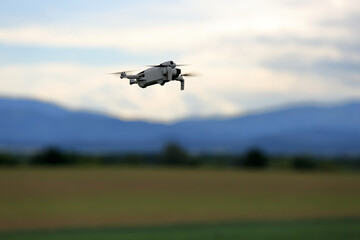 Dron w powietrzu, w locie na tle zieleni, wzgórza, gór.  © Stanisław Błachowicz