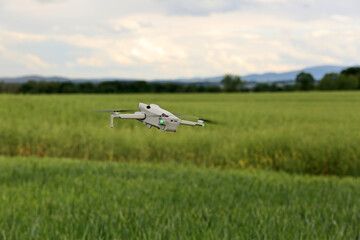 Dron w locie na tle zielonych pól wiosną. © Stanisław Błachowicz