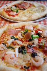 テーブルの上の2枚のピザ