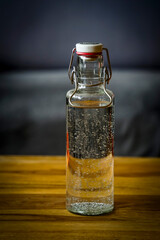 Wiederverwertbare Wasserflasche mit Sprudelwasser