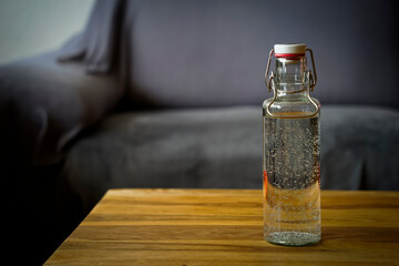 Wiederverwertbare Wasserflasche mit Sprudelwasser