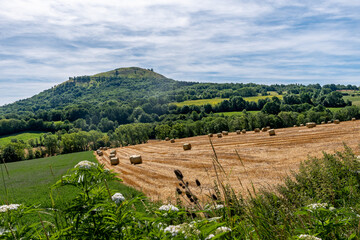 vue sur le pic de Solignat ou pic d'Isson proche d'Issoire dans le puy de dôme avec un beau champs...