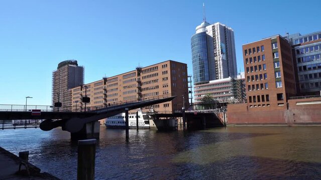 Hamburg Hafencity im Sommer Klappbr&uuml;cke - Br&uuml;cke schlie&szlig;t 3