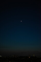東京 新宿区から見える空　夜空の月
